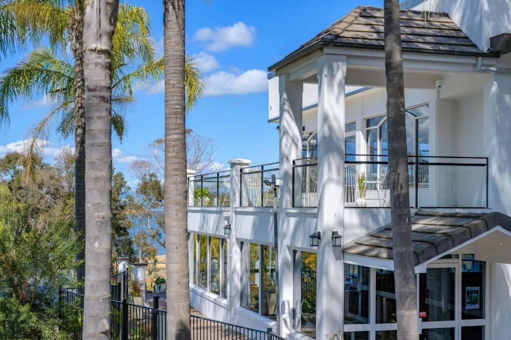 Lakeview 2 Bedrooms Apartment *